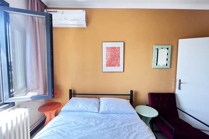 5-та спална соба со брачен кревет (широк 150-179 см) и поглед на море