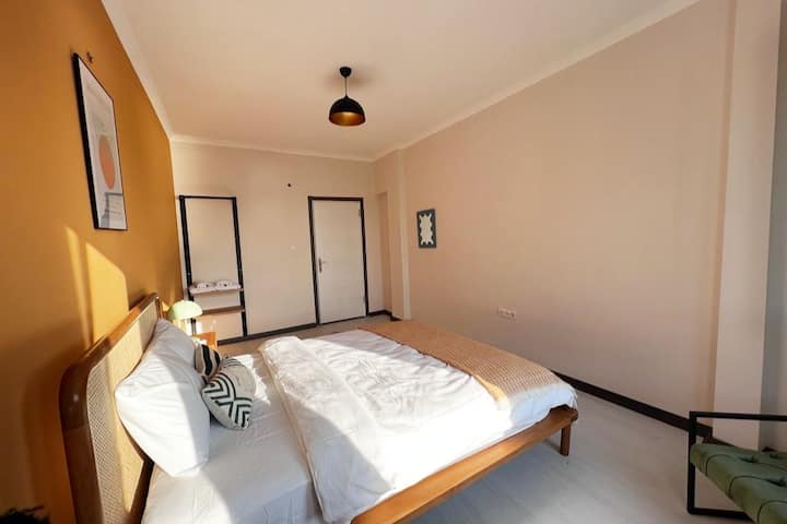 Шеста спална соба со брачен кревет