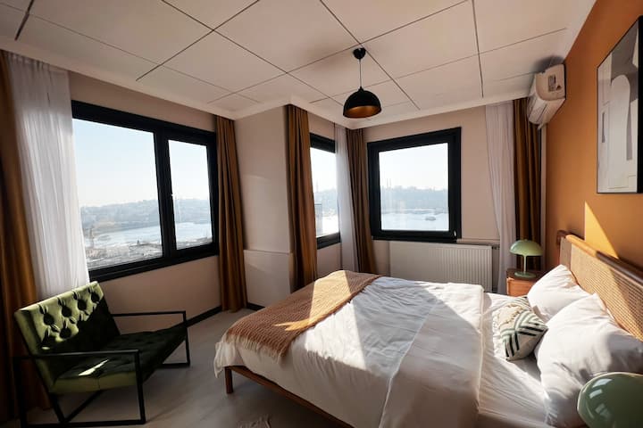 1-ва спална соба со брачен кревет (широк 150-179 см) и неверојатен поглед на море