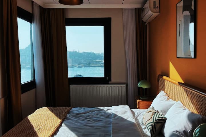 1-ва спална соба со брачен кревет (широк 150-179 см) и неверојатен поглед на море