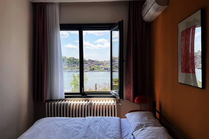 5-та спална соба со брачен кревет (широк 150-179 см) и поглед на море