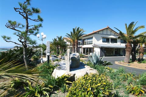 The sea is right in front of you!BBQ while looking at the sea!Because it is a private room 15 rooms,