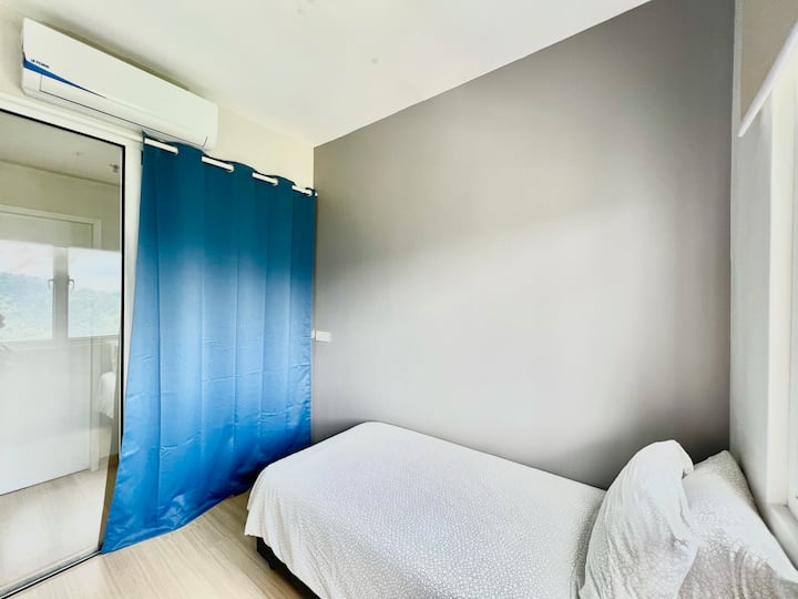 Room4 @ Modern open concept design 
(klizna vrata sa sjenilima za zavjese za privatnost spavanja)