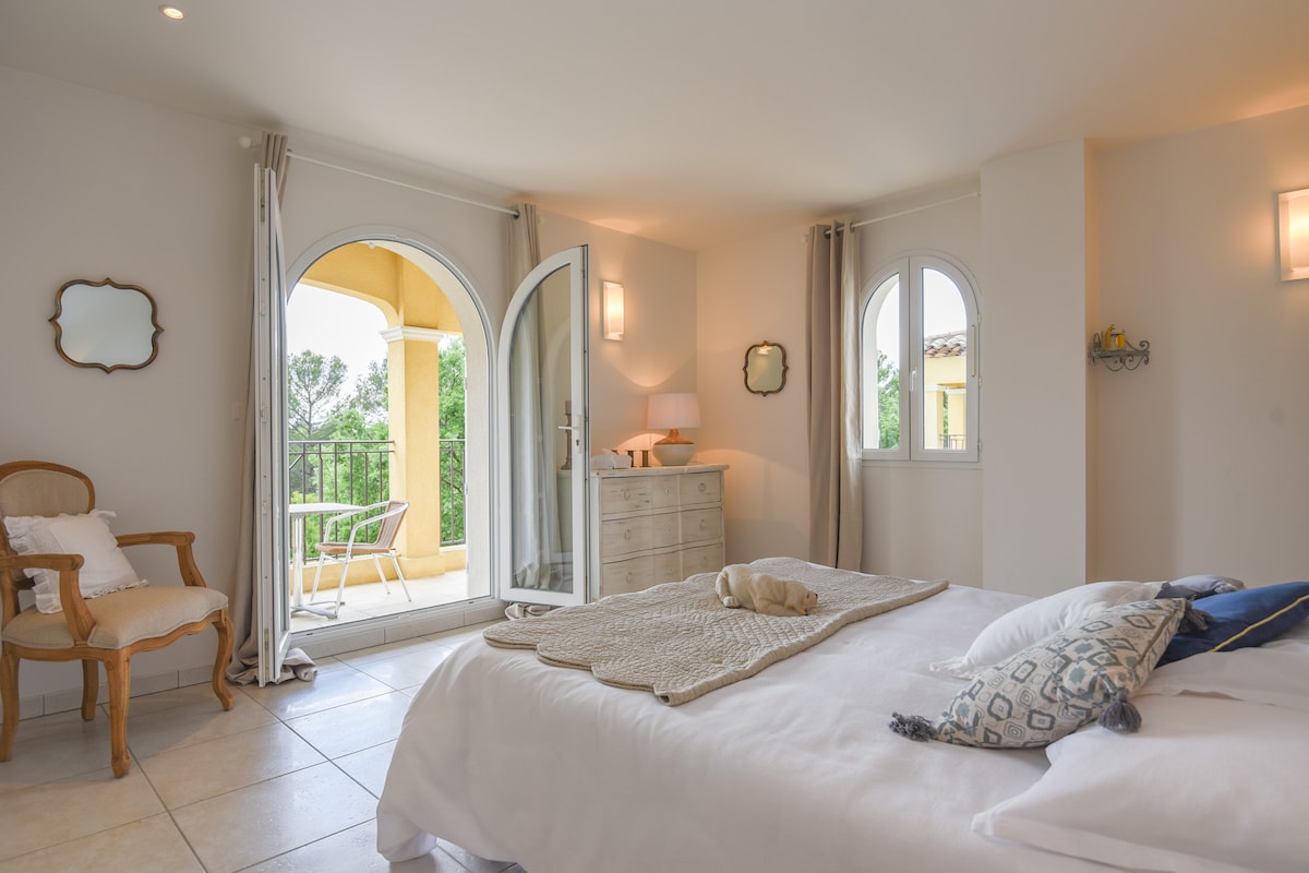 Chumba cha juu cha Jasmin kilicho na mtaro wa kujitegemea, chenye mwonekano wa bwawa na bustani.
Kitanda cha malkia cha sentimita 160x200 kilicho na mashuka 100% ya pamba ya Linvosges ya kifahari