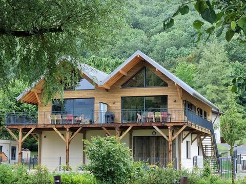 "Le chalet du Lac" direct access to the lake 10 people