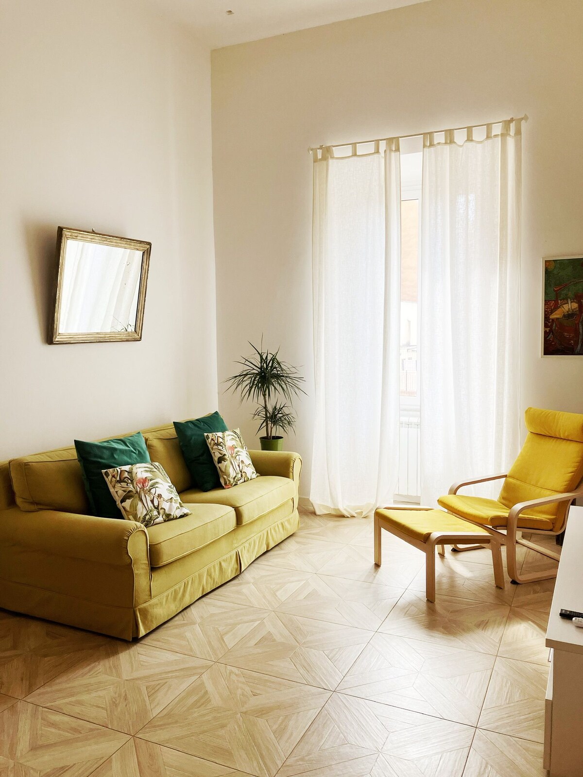 dhomë ndenjjeje e ndritshme me divan krevat dopio të rehatshëm