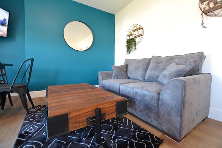 סלון עם ספה נפתחת ב - Stayseekers Thomas Apartment