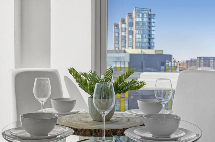 3-Bedroom 3 bath Flat with Free Parking gallery image 3