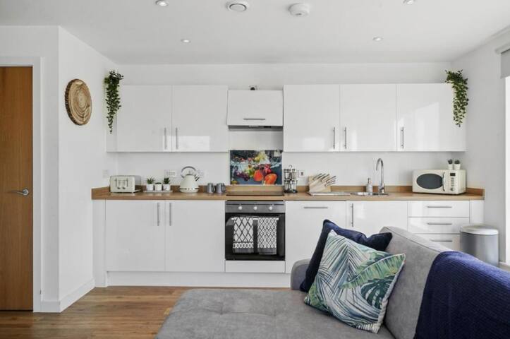 3-Bedroom 3 bath Flat with Free Parking gallery image 4