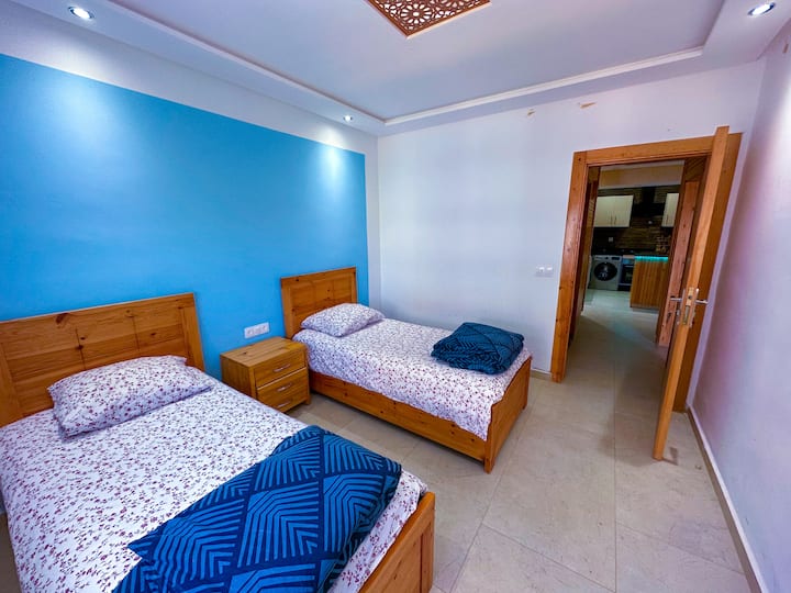 Chumba cha kulala vitanda viwili tofauti.