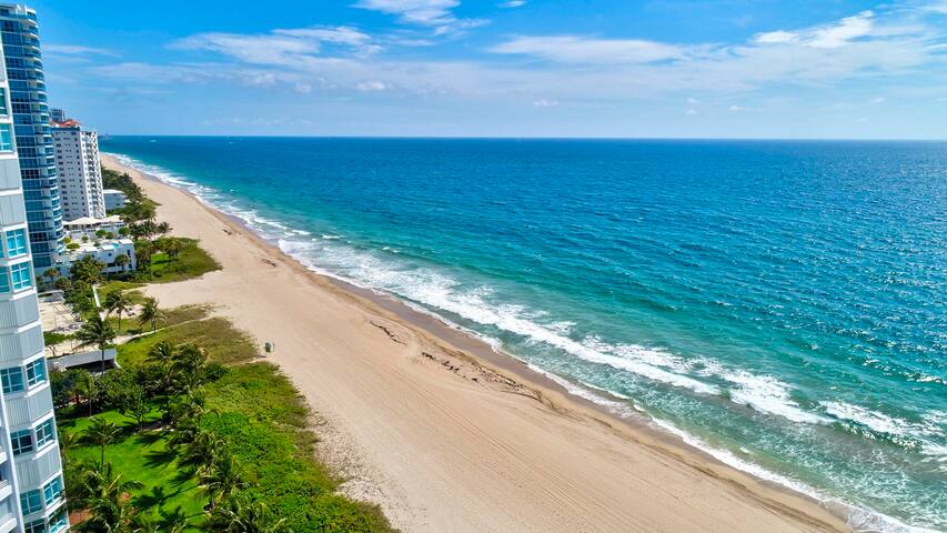 Coconut & Beach Paradise! Across from the Beach!