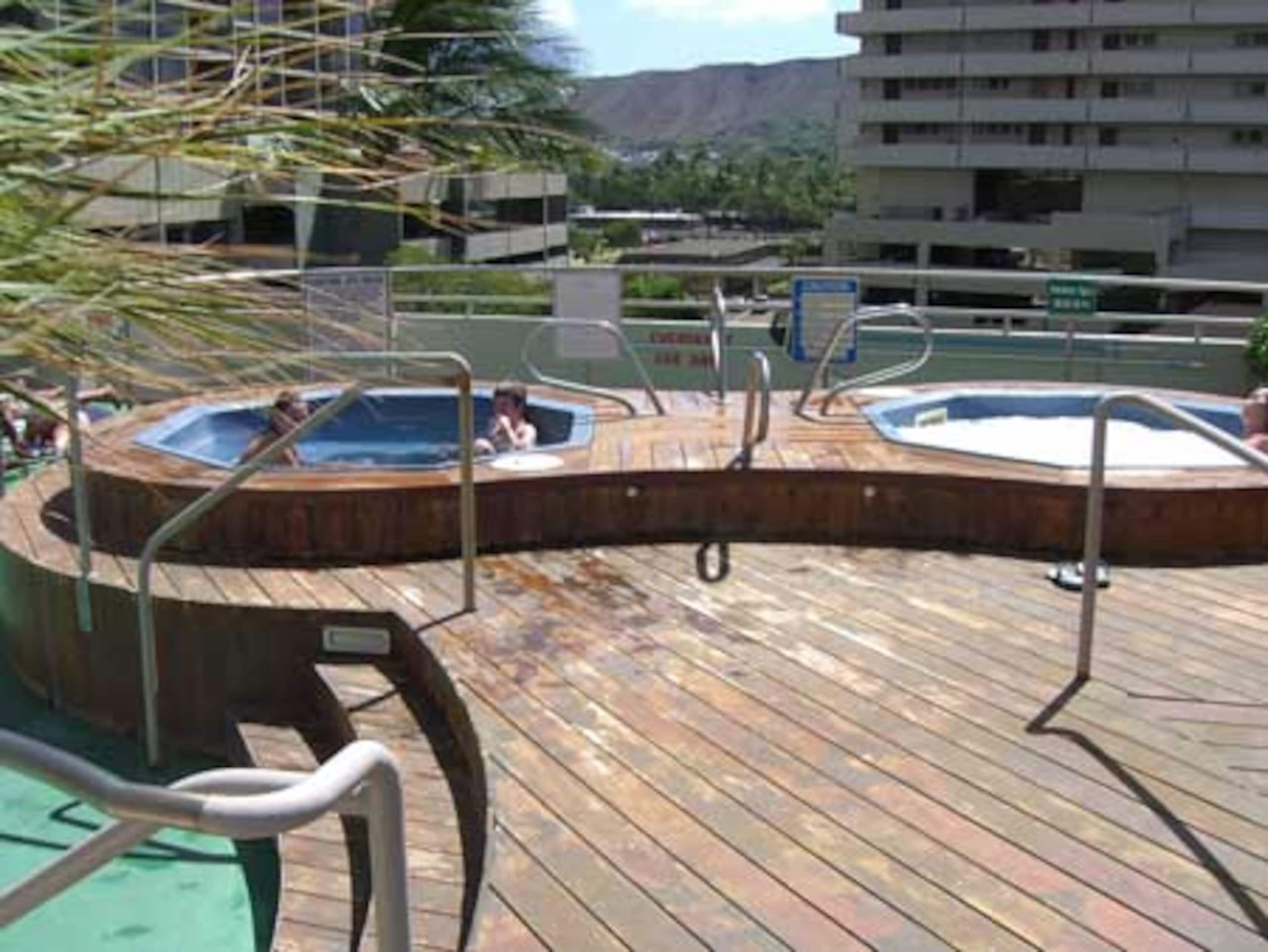 Condo in Honolulu · ★4.87 · 1 bedroom · 3 beds · 1 private bath - Image 32