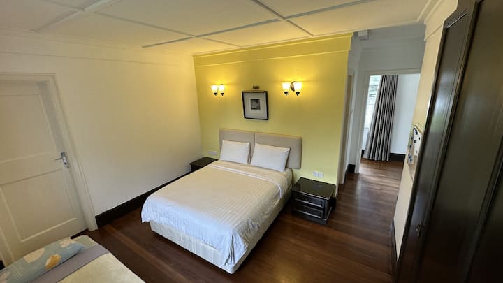 Première chambre avec lit Queen Size.
Un lit supplémentaire peut être aménagé si nécessaire.
Cette chambre peut accueillir au moins 2 personnes et un maximum de 4 personnes.