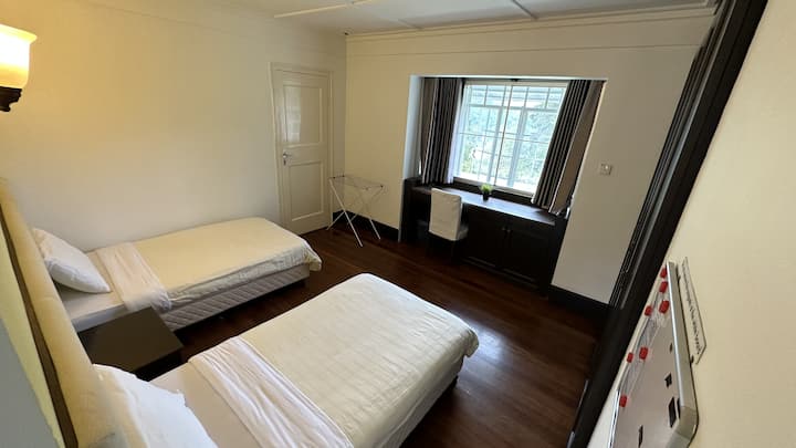 Deuxième chambre avec deux lits simples.
Un lit supplémentaire peut être aménagé si nécessaire.
Cette chambre peut accueillir au moins 2 personnes et un maximum de 4 personnes.