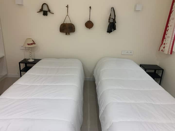 Op de 1e verdieping kinderkamer met 2 eenpersoonsbedden 90x200.
Mogelijkheid om de 2 bedden samen te brengen om een bed op te maken in 180x200 (op matras beschikbaar)