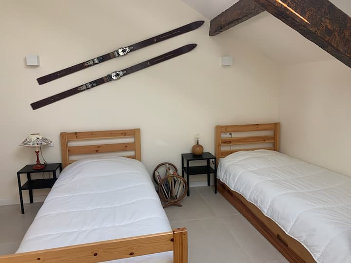 Kinderkamer met 2 eenpersoonsbedden en 2 ladebedden. 