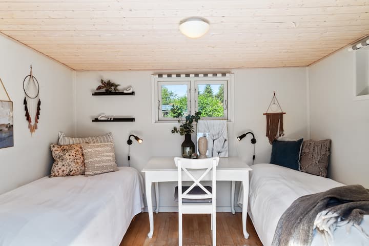 Annexe avec 2 lits et grande table.