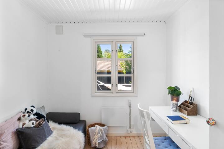 Chambre avec lit simple et espace de bureau avec chaise de bureau (la chaise n'est pas montrée sur la photo). Le lit a été remplacé après la prise de la photo. Il y a 2 grands tiroirs de rangement sous le nouveau lit.