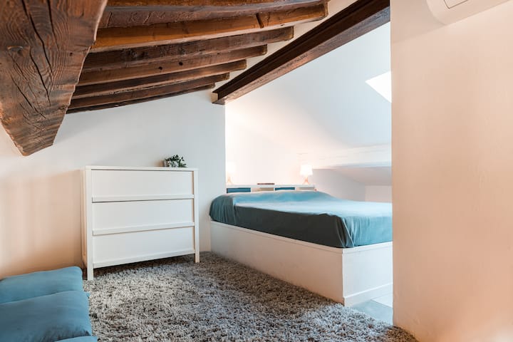 ميزانين وغرفة زرقاء