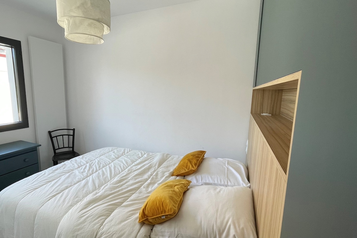 Spálňa s manželskou posteľou a úložným priestorom