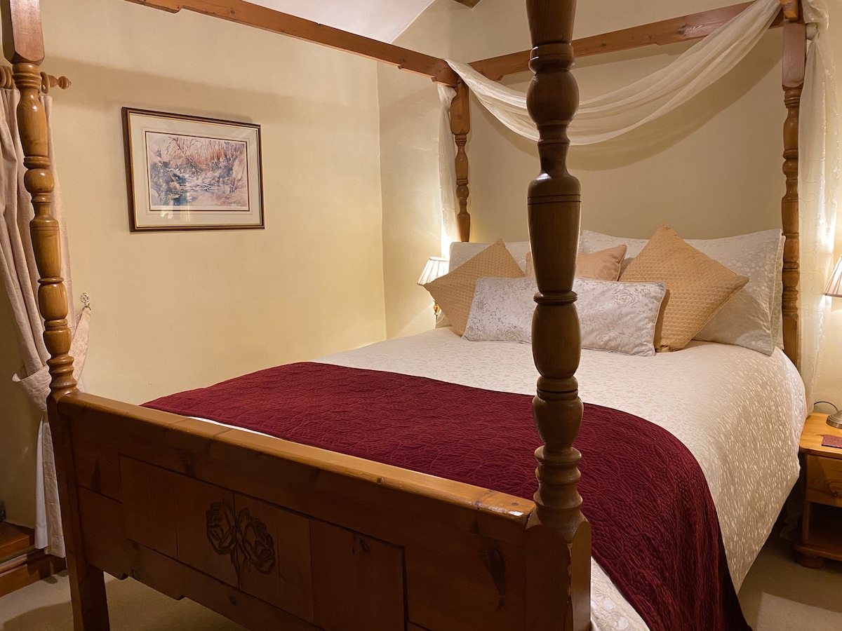 Ხელით მოჩუქურთმებული 4 პლაკატიანი საწოლი, იდეალური რომანტიკული დასვენება