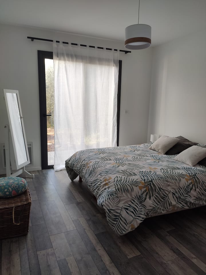 CH1 - Prízemie - Hlavný apartmán - Posteľ 160 - Južná strana - Prístup na terasu a k bazénu