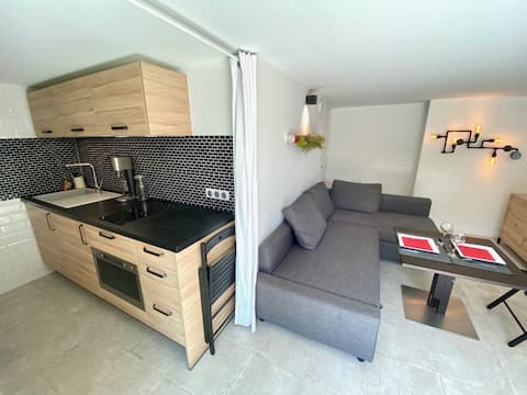 Popular Airbnb listing: Air-conditioned studio in Aix-en-Provence with pool in Aix En Provence