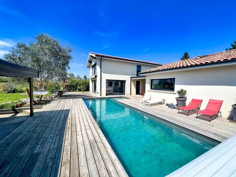 large villa, heated pool, near Bordeaux