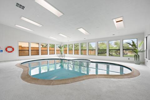Ultra Luxury; Indoor Pool, Waterfront, Kayaks! +