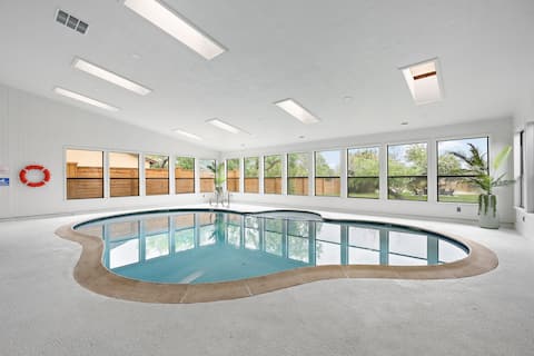 Ultra Luxury; Indoor Pool, Waterfront, Kayaks! +