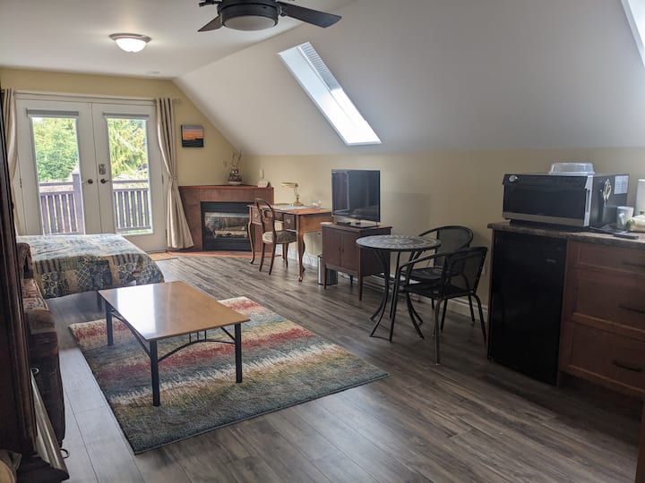 סוויטה מעוצבת ונוחה עם כניסה פרטית מהמרפסת