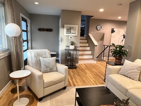 Top Airbnb: Feels like home! Quiet, clean, backs to Open Space in Southeast Boulder