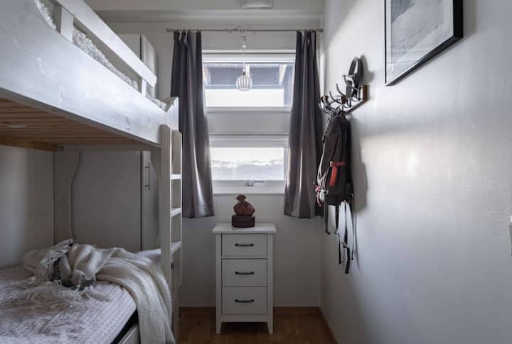 Spavaća soba 3: krevet na kat, noćni ormarić i ormar.
Napomena: posteljina nije uključena.