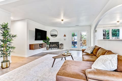 Savannah Place: Mid-Century Modern 3 Bedroom Home
