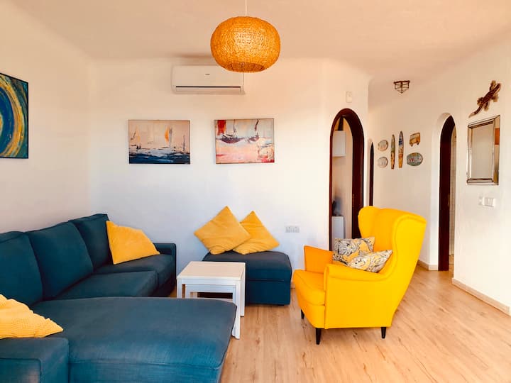 salon z wejsciem do kuchni i na balkon