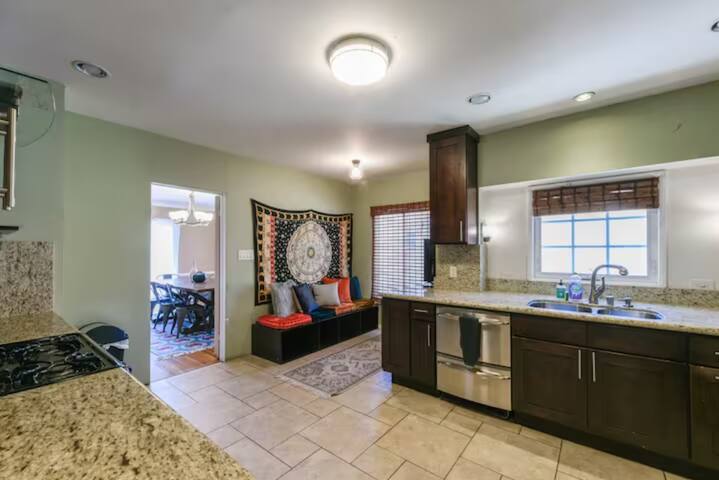 *Mid-City Building 6 beds/4 bath gallery image 4