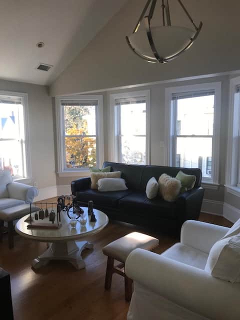 Bright & Private 700sq ft 1 bedroom/Gilman Sq
