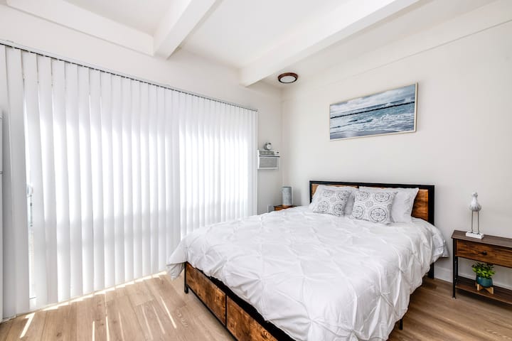 Stylish K-town Apt: Pool, Free Gated Parking - Los Angeles