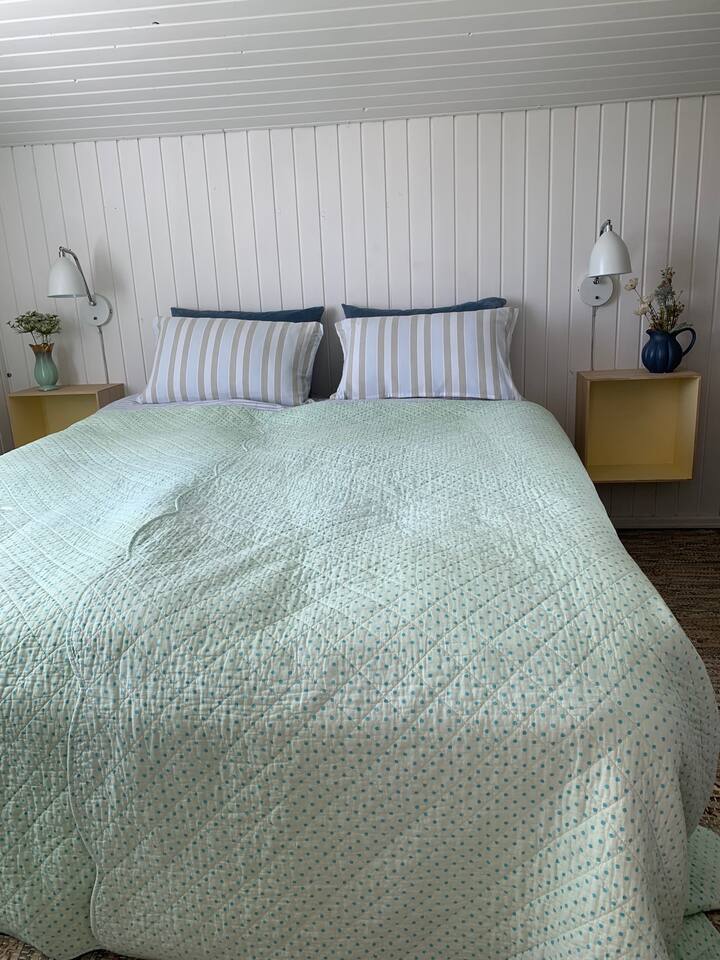 Chumba kikuu cha kulala chenye kitanda mara mbili sentimita 160 x 200, mashuka bora na taa za usiku kwa ajili ya kusoma.