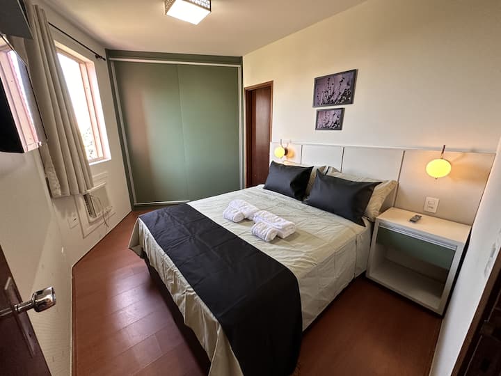 Двойна стая, двойно легло, телевизор, горещ и студен сплит климатик, самостоятелна баня, нощни лампи, гардероб, спално бельо, одеяла, завивка.