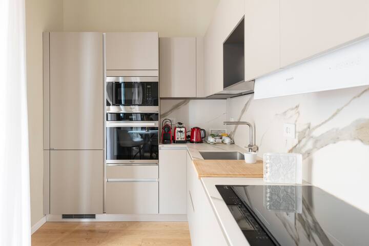 2 Bedroom Apartment with Terrace -Duomo – 6 Guests gallery image 4