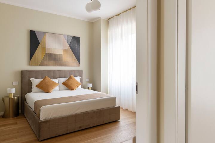 2 Bedroom Apartment with Terrace -Duomo – 6 Guests gallery image 3