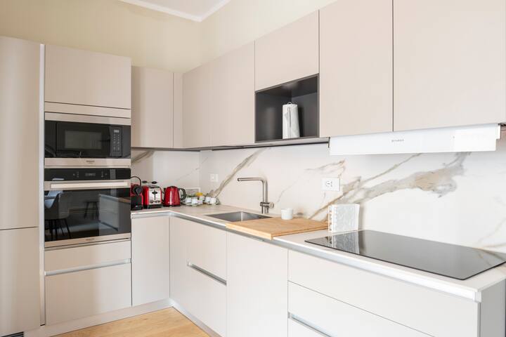 2 Bedroom Apartment with Terrace -Duomo – 6 Guests gallery image 5