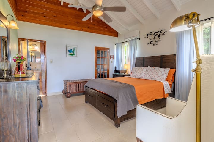 Na ovoj fotografiji vidi se bračni krevet u spavaćoj sobi, ulaz u kupaonicu i garderoba.