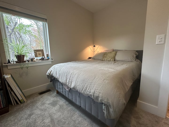 חדר שינה מערבי בקומה השנייה