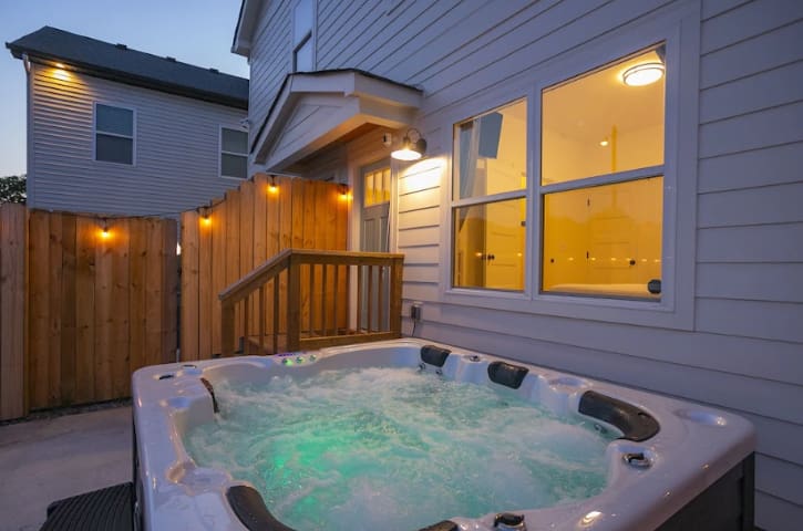 Spacious Nashville Retreat, Hot Tub + Backyard Fun