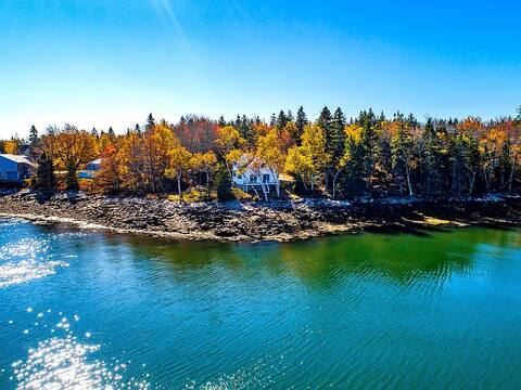 Stunning Beachfront Cottage w/ Stargazing Platform