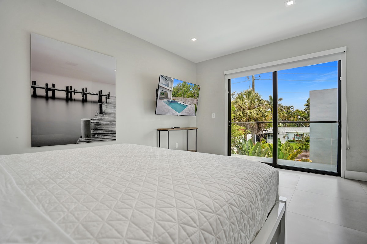 Toto je ďalší výhľad na nadrozmernú druhú primárnu spálňu.