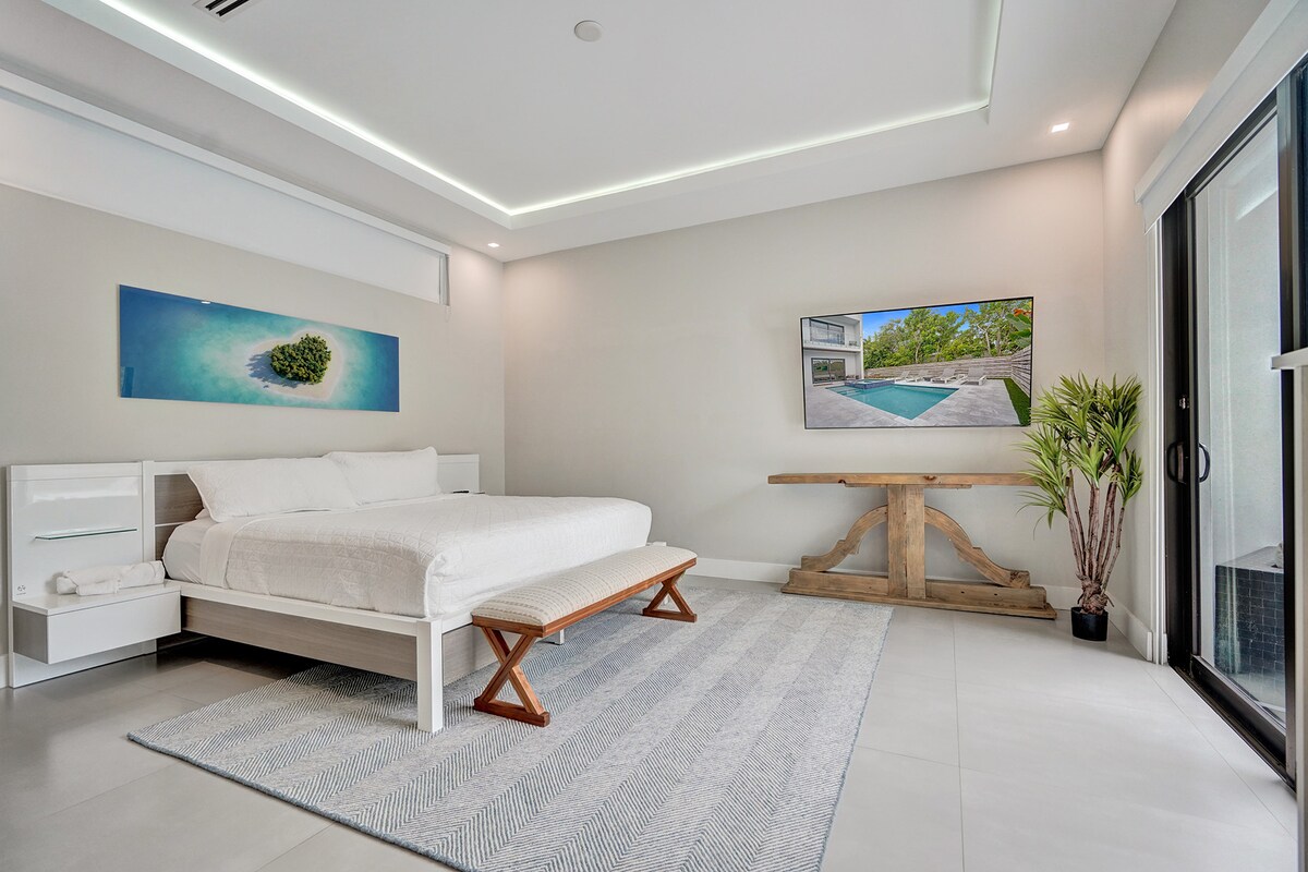 Vitajte vo svojej hlavnej primárnej spálni s manželskou posteľou, vlastnou kúpeľňou, vlastnou kúpeľňou, vlastným prístupom do bazéna a vírivky, veľkou šatníkovou skriňou a 65-palcovým inteligentným televízorom 4K.