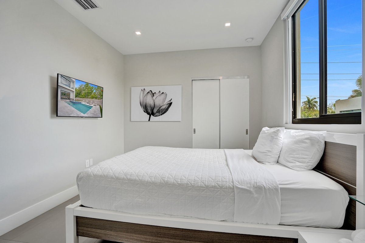 Toto je obrázok štvrtej spálne s manželskou posteľou King, inteligentnou televíziou s rozlíšením 4K a spoločnou kúpeľňou Jack a Jill s druhou primárnou spálňou.